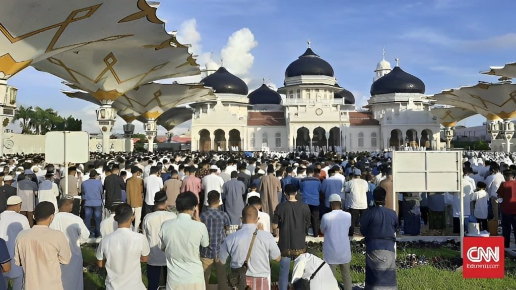 jamaah_masjid_baiturrahman_aceh_jpg.