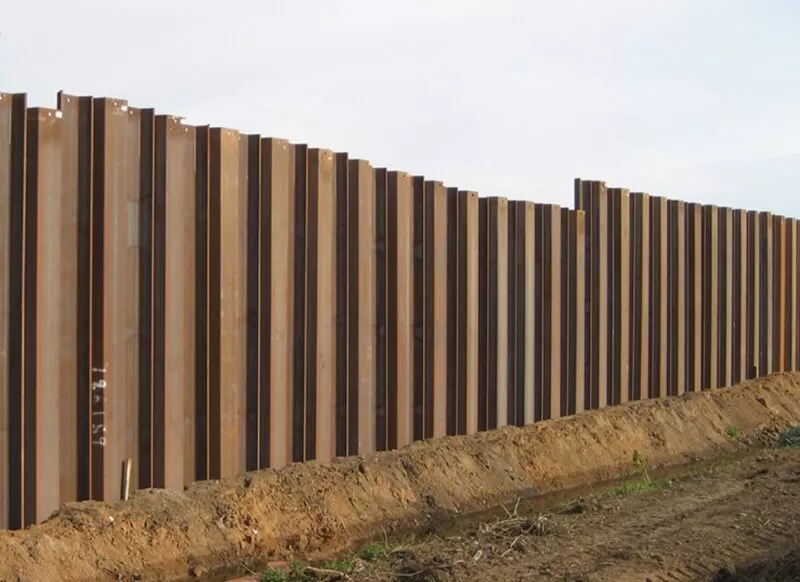 Sheet pile andalan proyek pesisir yang kokoh untuk bendungan laut, tanggul, hingga reklamasi, menjaga konstruksi tetap stabil dan tahan lama