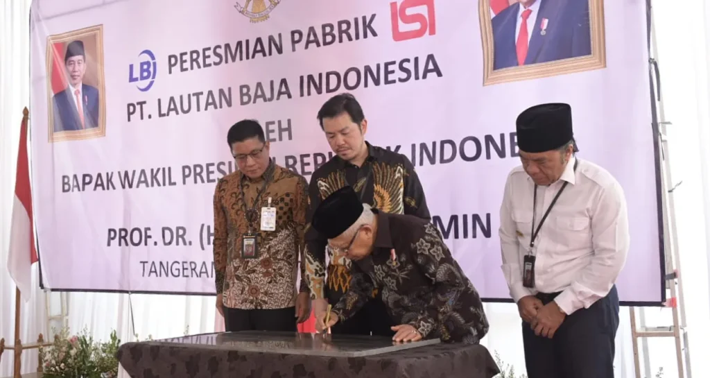 Wakil Presiden Ma'ruf Amin didampingi Menteri Pariwisata dan Ekonomi Kreatif Sandiaga Uno dan Gubernur Sumatera Barat Mahyeldi saat acara WIES 2023 di Padang, Sumatera Barat