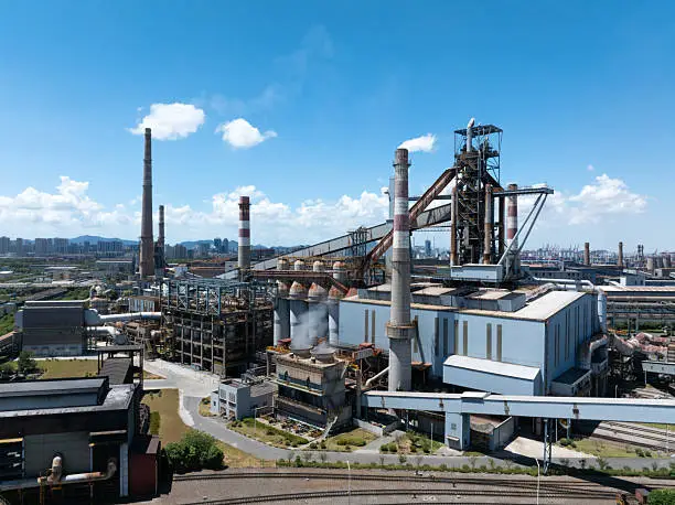 Serangan ke pabrik baja terbesar Iran memicu kenaikan harga baja global. Simak analisis dampak, supply chain, dan efeknya ke Indonesia.