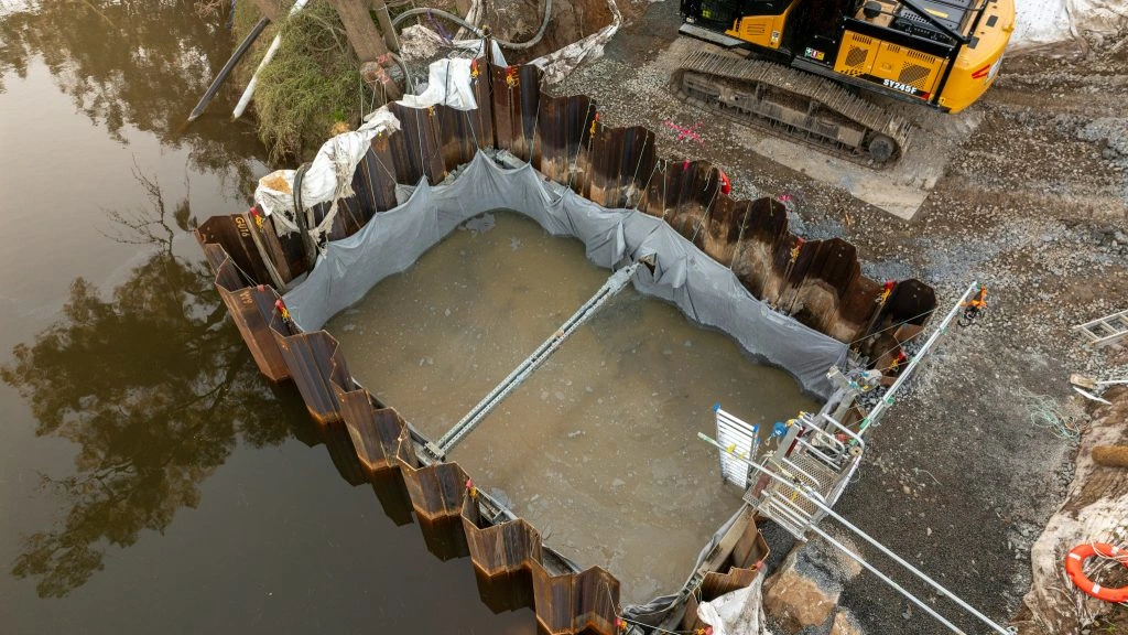 Cofferdam adalah solusi konstruksi di area berair. Pelajari fungsi, jenis, cara kerja, dan keunggulannya secara lengkap di sini.