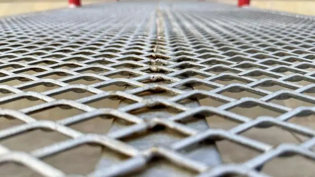 Expanded metal adalah material baja multifungsi untuk konstruksi dan industri. Simak fungsi, jenis, ukuran, dan kegunaannya secara lengkap.